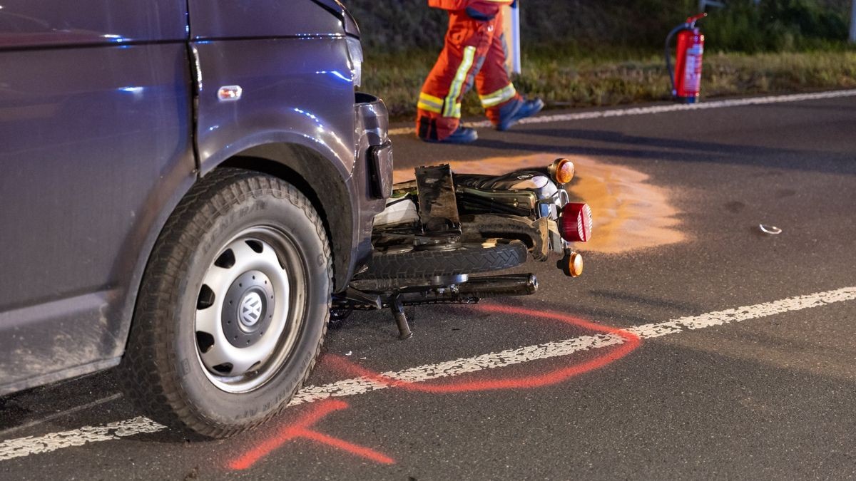 Die Autofahrerin konnte nicht mehr rechtzeitig bremsen, rammte das Moped und schleifte es etwa 15 Meter mit. 