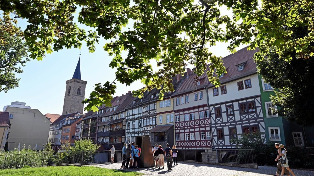 Nur ein Guckschacht verrät den Standort des mittelalterlichen Ritualbades (Mikwe) an der Krämerbrücke. Für die Mikwe, die Alte Synagoge und das Steinerne Haus bewirbt sich Erfurt um den Titel als Unesco-Welterbe.