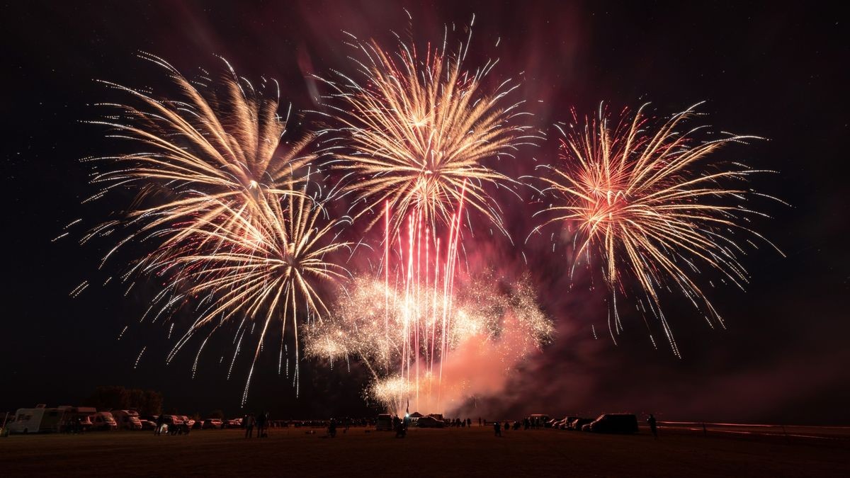 Sie informieren sich bei einer Fachmesse über Neuheiten im Pyrotechnikbereich. 