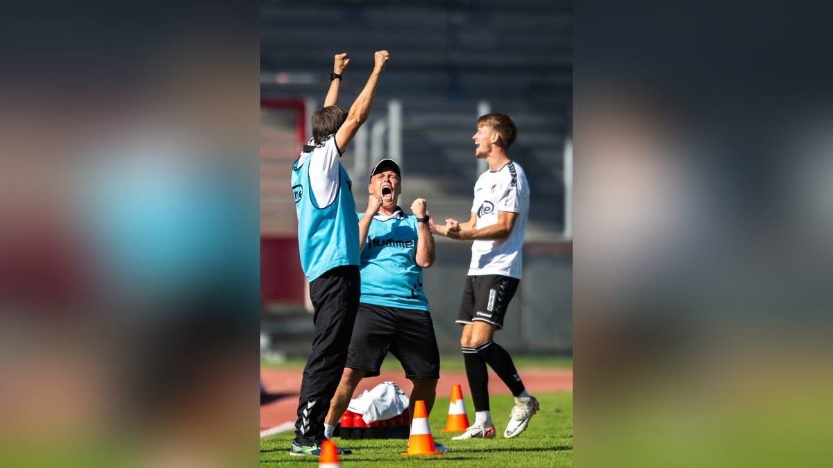 Der FC Rot-Weiß Erfurt hat in der Fußball-Regionalliga Nordost das kleine Thüringen-Duell gegen den ZFC Meuselwitz mit 1:2 (1:1) verloren. Im Bild: Jubel bei ZFC-Trainer Georg-Martin Leopold (l.) nach dem Schlusspfiff.