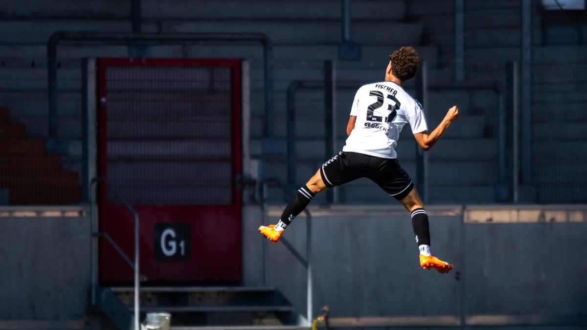 Der FC Rot-Weiß Erfurt hat in der Fußball-Regionalliga Nordost das kleine Thüringen-Duell gegen den ZFC Meuselwitz mit 1:2 (1:1) verloren. Im Bild: Luis Fischer jubelt nach dem 2:1 für Meuselwitz.