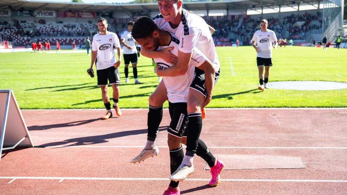 Der FC Rot-Weiß Erfurt hat in der Fußball-Regionalliga Nordost das kleine Thüringen-Duell gegen den ZFC Meuselwitz mit 1:2 (1:1) verloren. Im Bild: Die Spieler des ZFC Meuselwitz feiern mit ihren Fans ausgelassen den Sieg gegen Erfurt. 