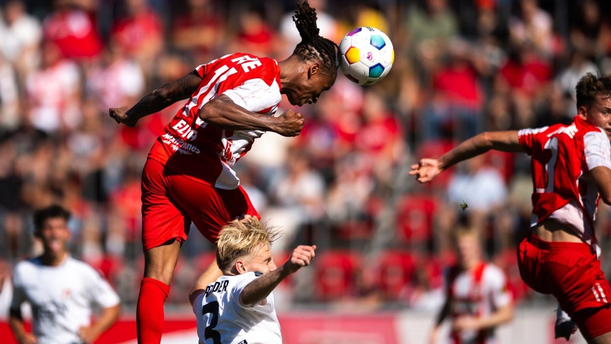 Der FC Rot-Weiß Erfurt hat in der Fußball-Regionalliga Nordost das kleine Thüringen-Duell gegen den ZFC Meuselwitz mit 1:2 (1:1) verloren. Im Bild: Caniggia Ginola Elva im Kopfballduell mit Felix Rehder (ZFC Meuselwitz).