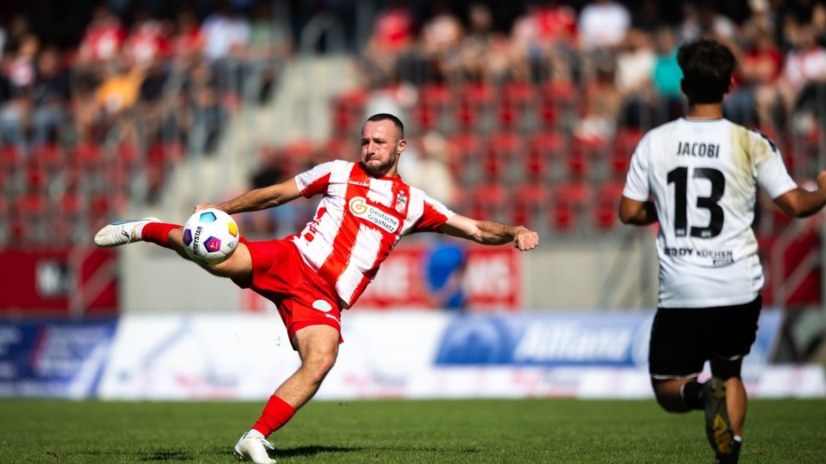 Der FC Rot-Weiß Erfurt hat in der Fußball-Regionalliga Nordost das kleine Thüringen-Duell gegen den ZFC Meuselwitz mit 1:2 (1:1) verloren. Im Bild: Artur Mergel zieht ab.