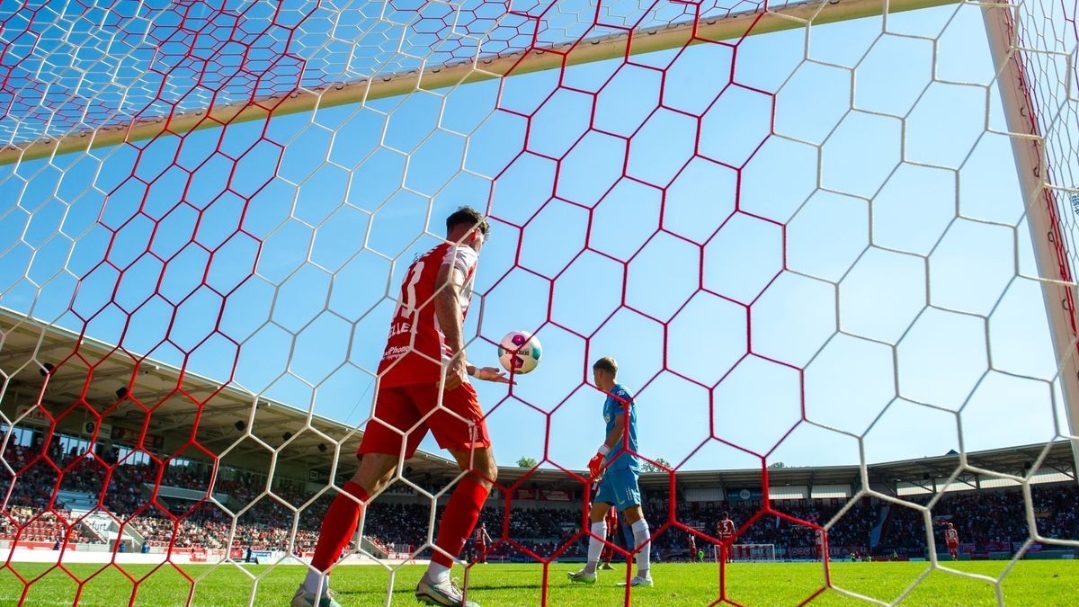 Der FC Rot-Weiß Erfurt hat in der Fußball-Regionalliga Nordost das kleine Thüringen-Duell gegen den ZFC Meuselwitz mit 1:2 (1:1) verloren. Im Bild: Enttäuschung bei Lucas Zeller und Torwart Lukas Schellenberg nach dem Treffer zum 2:1 für Meuselwitz.