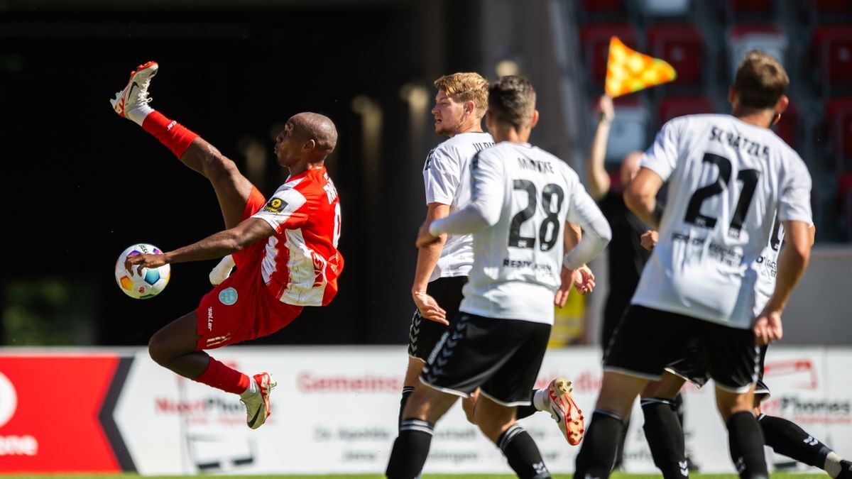 Der FC Rot-Weiß Erfurt hat in der Fußball-Regionalliga Nordost das kleine Thüringen-Duell gegen den ZFC Meuselwitz mit 1:2 (1:1) verloren. Im Bild: Michael Seaton.