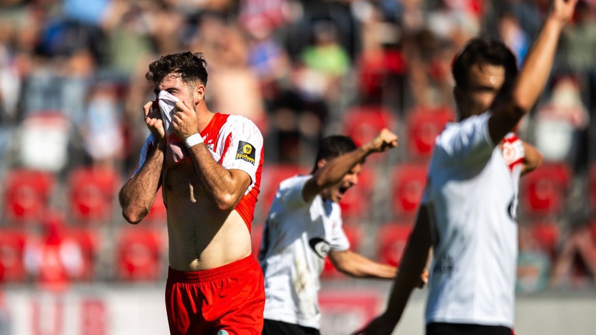 Der FC Rot-Weiß Erfurt hat in der Fußball-Regionalliga Nordost das kleine Thüringen-Duell gegen den ZFC Meuselwitz mit 1:2 (1:1) verloren. Im Bild: Lucas Zeller zieht sich nach der letzten Chance zum Ausgleich enttäuscht das Trikot vors Gesicht.