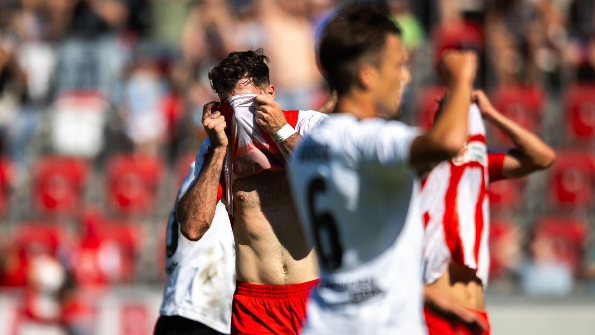 Der FC Rot-Weiß Erfurt hat in der Fußball-Regionalliga Nordost das kleine Thüringen-Duell gegen den ZFC Meuselwitz mit 1:2 (1:1) verloren. Im Bild: Lucas Zeller zieht sich nach der letzten Chance zum Ausgleich enttäuscht das Trikot vors Gesicht.