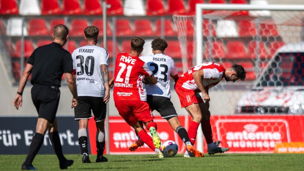 Der FC Rot-Weiß Erfurt hat in der Fußball-Regionalliga Nordost das kleine Thüringen-Duell gegen den ZFC Meuselwitz mit 1:2 (1:1) verloren. Im Bild: Luis Fischer (Nr. 23, ZFC Meuselwitz) setzt sich gegen Robin Fabinski und Lucas Zeller durch und erzielt das 2:1 für Meuselwitz.