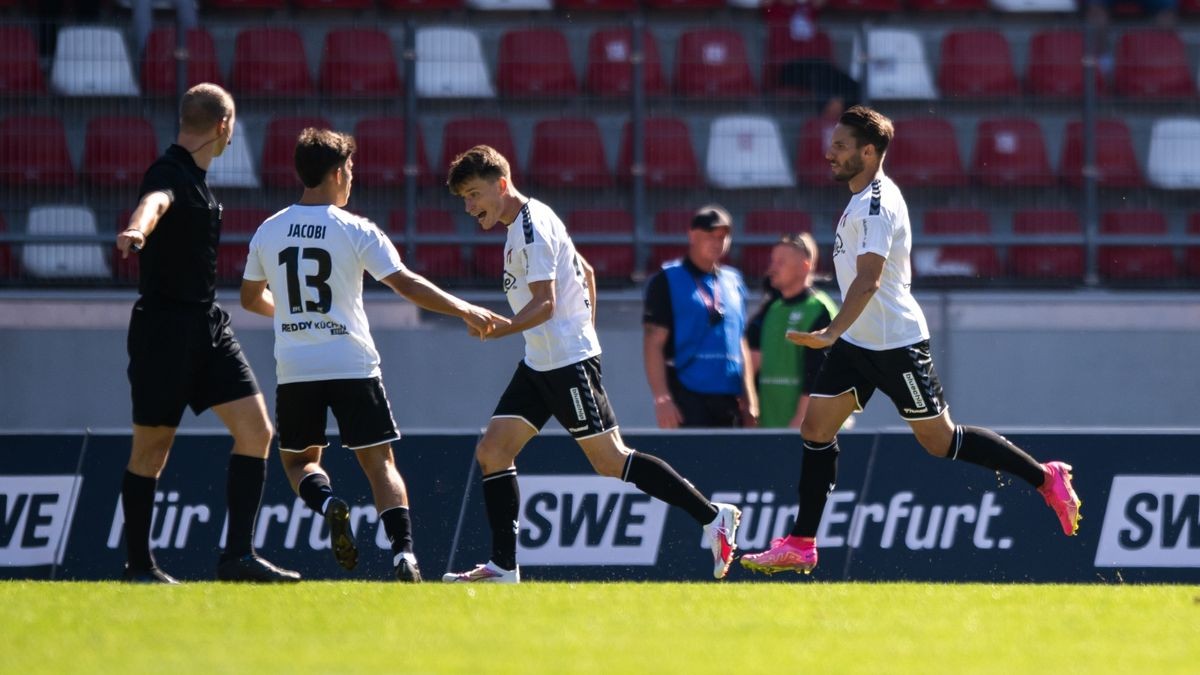 Der FC Rot-Weiß Erfurt hat in der Fußball-Regionalliga Nordost das kleine Thüringen-Duell gegen den ZFC Meuselwitz mit 1:2 (1:1) verloren. Im Bild: Andy Trübenbach jubelt nach seinem Führungstreffer.