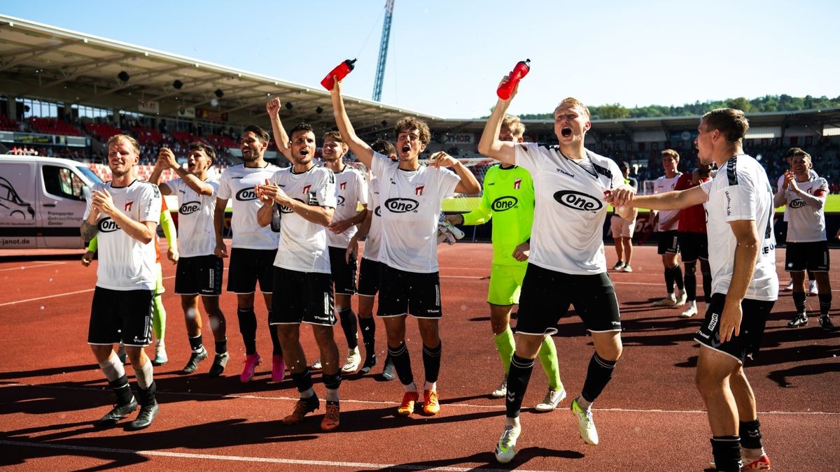 Der FC Rot-Weiß Erfurt hat in der Fußball-Regionalliga Nordost das kleine Thüringen-Duell gegen den ZFC Meuselwitz mit 1:2 (1:1) verloren. Im Bild: Die Spieler des ZFC Meuselwitz feiern mit ihren Fans ausgelassen den Sieg im Steigerwaldstadion.