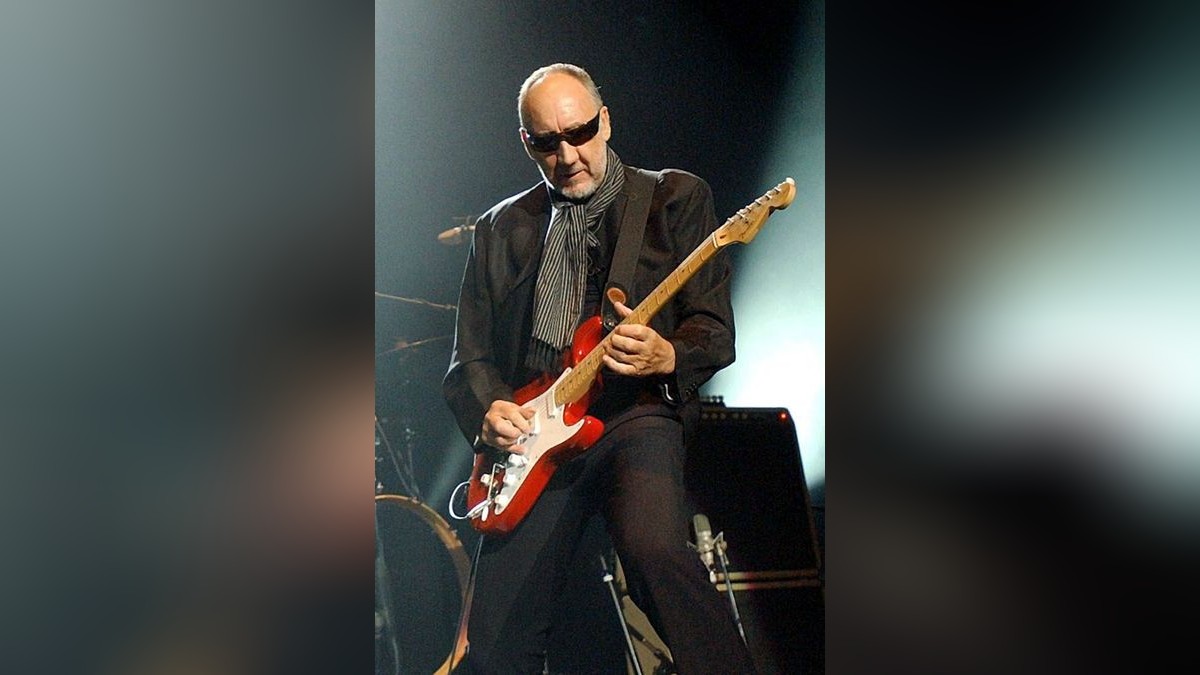 Pete Townshend im Jahr 2004 bei einem Konzert von The Who im Sydney Entertainment Centre. Es war ihr erstes Konzert in Australien seit 1968. Townshends Markenzeichen: Am Ende der Bühnenshow zertrümmerte er früher regelmäßig seine Gitarre.