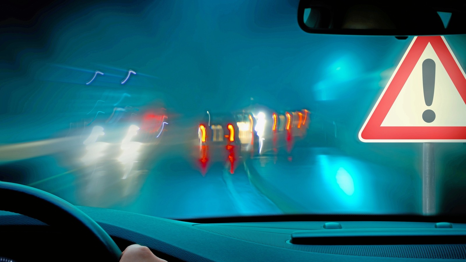 Sie Fahren Bei Dunkelheit Mit Abblendlicht Auf Einer Gut So fahren Sie sicher bei Dämmerung und Dunkelheit