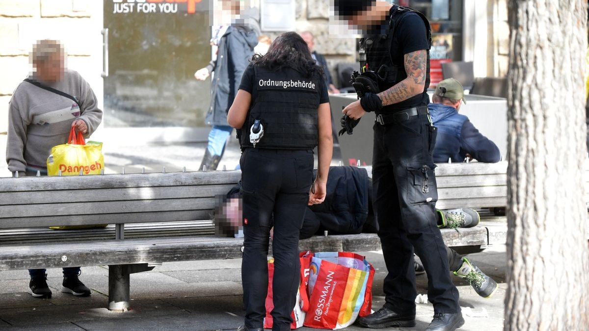 Auf dem Anger in Erfurt setzen zwei Mitarbeiter vom Ordnungsdienst der Stadt das Alkoholverbot durch.