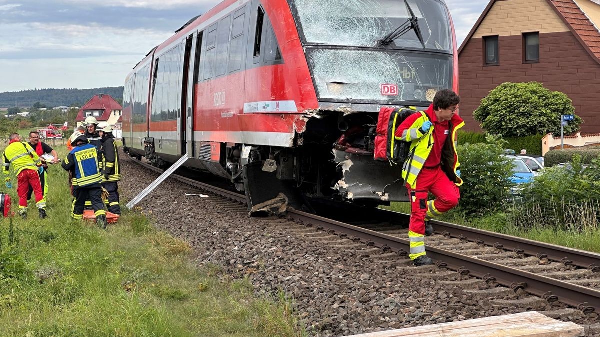 Die Polizei bittet die Bevölkerung die Zufahrtswege zum Unfallort für Einsatzfahrzeuge unbedingt frei zu halten.