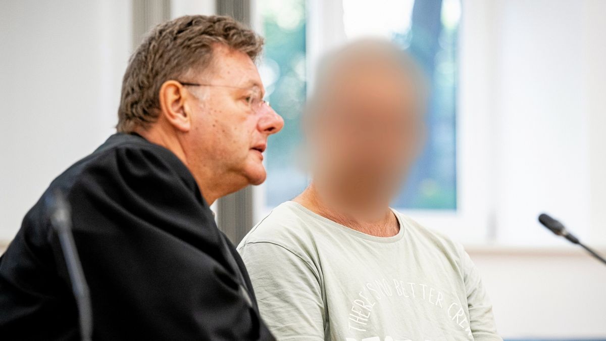 Der Angeklagte Atanas L. sitz am Tag der Urteilsverkündung neben seinem Verteidiger, Rechtsanwalt Volkmar Kölzsch, im Schwurgerichtssaal am Landgericht Erfurt. . 