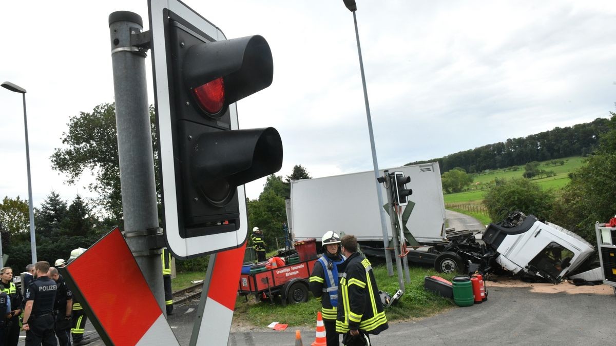 Beim Zusammenstoß beider Fahrzeuge wurde das Fahrerhaus des Lkw komplett zerstört. 