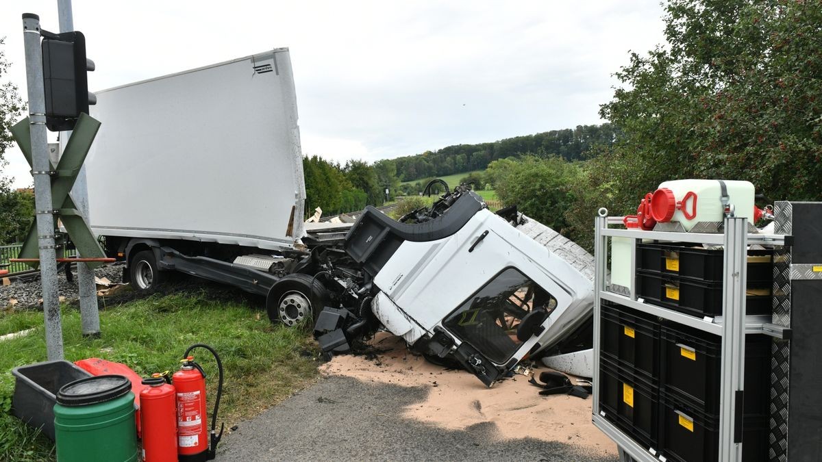 Der Lkw-Fahrer konnte das Fahrzeug zuvor verlassen, verletzte sich dabei schwer. 