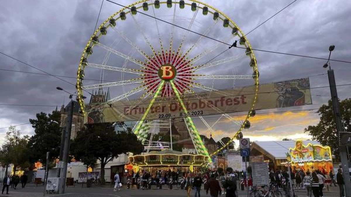 Auf dem Erfurter Oktoberfest schlug ein Besucher auf zwei junge Leute ein. Als er der Innenstadt verwiesen wurde, bedrängte er einen Fahrgast in einer Straßenbahn.