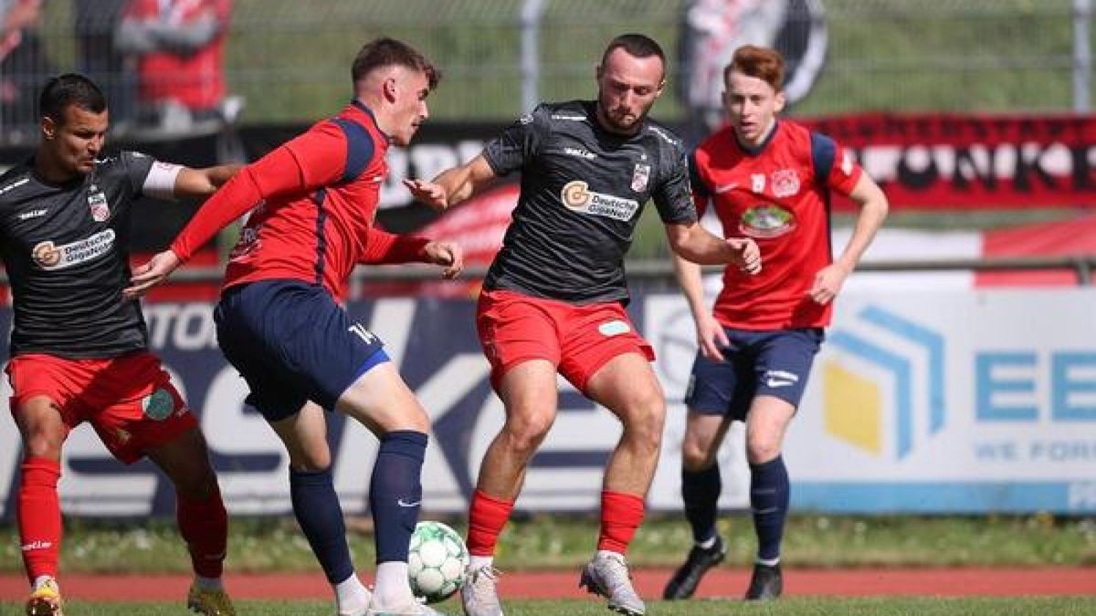 RWE-Spieler Artur Mergel im Duell gegen Moritz Kretzer.