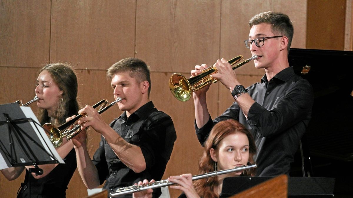 Die Mitglieder des Blasorchesters der Kreismusikschule – hier beim Festkonzert 70 Jahre Kreismusikschule am Sonntag – wissen nun, wo sie und die nachkommenden Schüler üben können. 