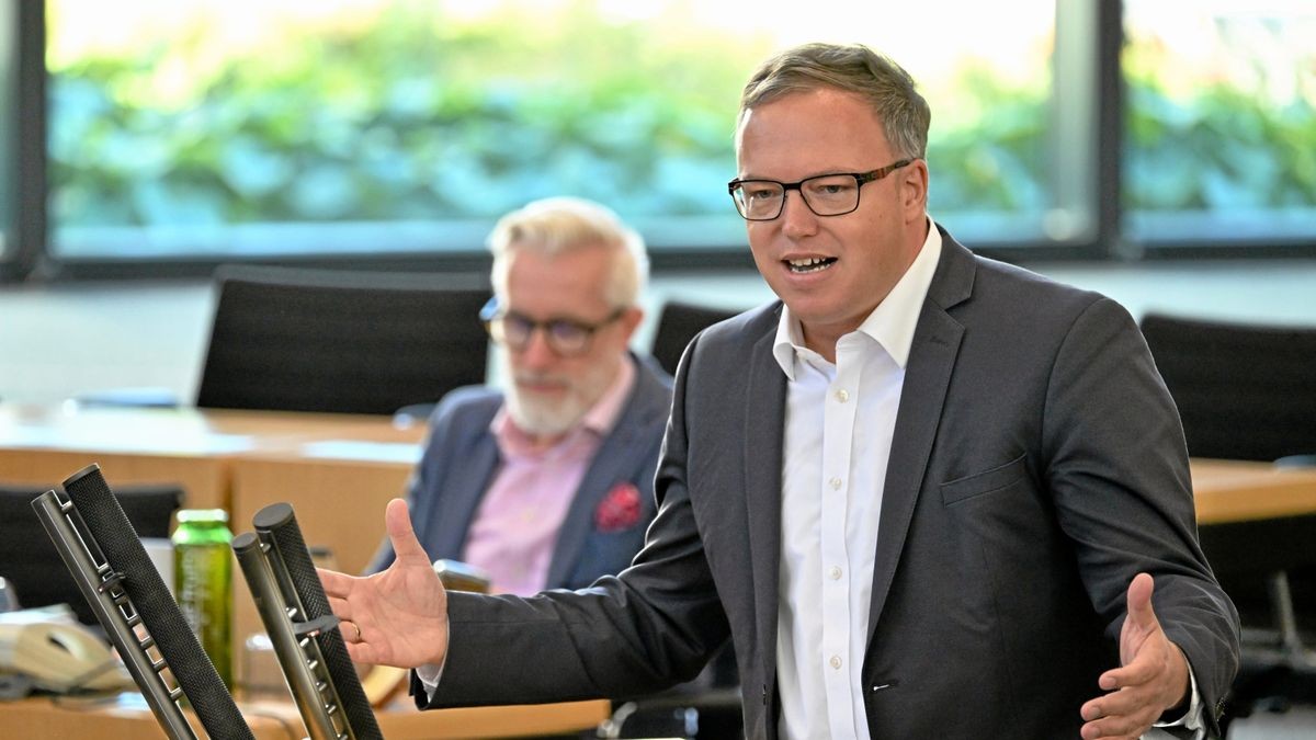 CDU-Landechef Mario Voigt spricht im Plenarsaal des Thüringer Landtags.