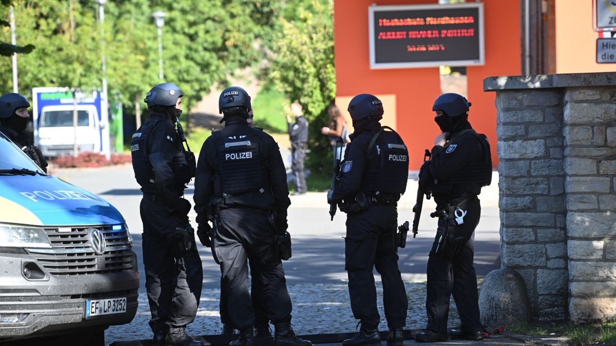 Nach einer Amokandrohung stehen bewaffnete Bereitschaftspolizisten am Dienstag vor der Hochschule in Nordhausen. 