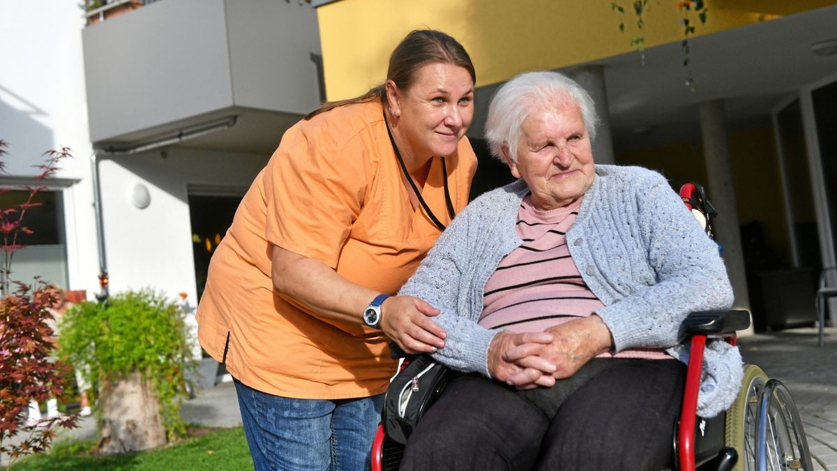 Pflegehelferin Sabrina Gaßmann arbeitet seit 1. Juli für Vitalis in Heiligenstadt. Mit Anna Dettenbach (99), sie ist die älteste Bewohnerin der ambulant betreuten Wohngruppe, verstand sie sich gleich sehr gut.