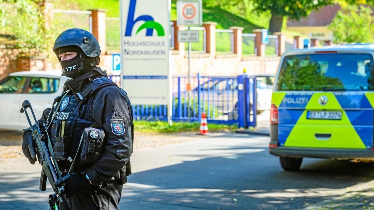 Nach der anonymen Ankündigung wird umgehend die Polizei verständigt, die schnell reagiert und mit mehreren Einsatzkräften anrückt.