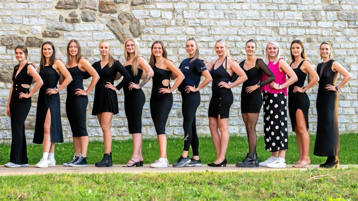 Sportlich elegant präsentiert sich das neue Team von Schwarz-Weiß Erfurt; die Spielerinnen von links nach rechts: Mia Kettner, Mia Stauß, Isabella Noble, Antonia Greskamp, Ashlyn Blotzer, Pia Mohr, Silvie Pavlová, Sina Stöckmann, Lara Darowski, Tina de Groot, Alina Zellin und Kapitänin Sina Fuchs.