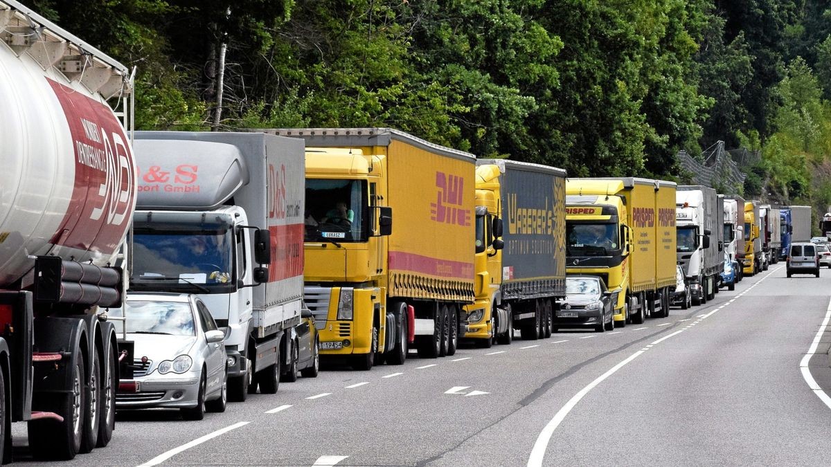 Bekannter Anblick: Lkw über Lkw, dazwischen ab und an ein Auto, schieben sich wieder einmal über die Umleitungsstrecke bei Arenshausen und Hohengandern.