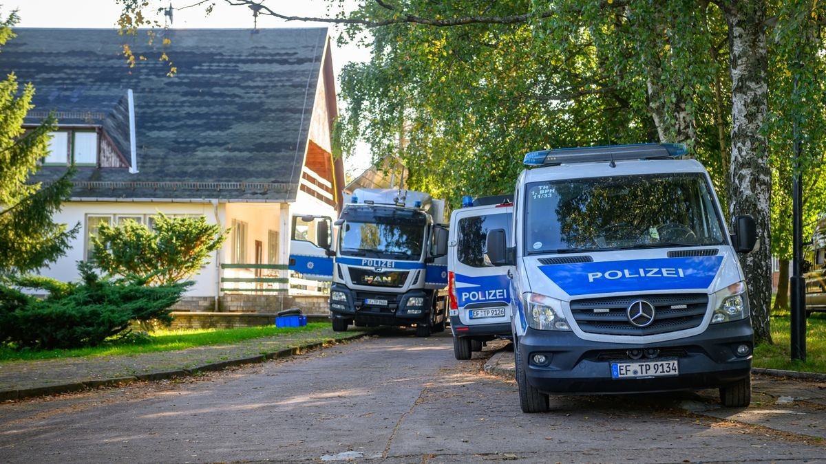 Das Verbot der rechtsextremistischen „Artgemeinschaft“ hat am Mittwoch auch in Thüringen einen Großeinsatz der Polizei ausgelöst.