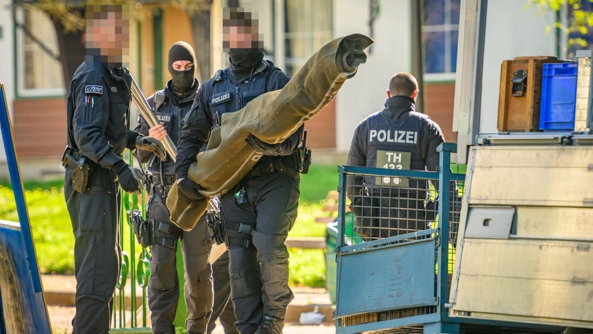 Das Verbot der rechtsextremistischen „Artgemeinschaft“ hat am Mittwoch auch in Thüringen einen Großeinsatz der Polizei ausgelöst.