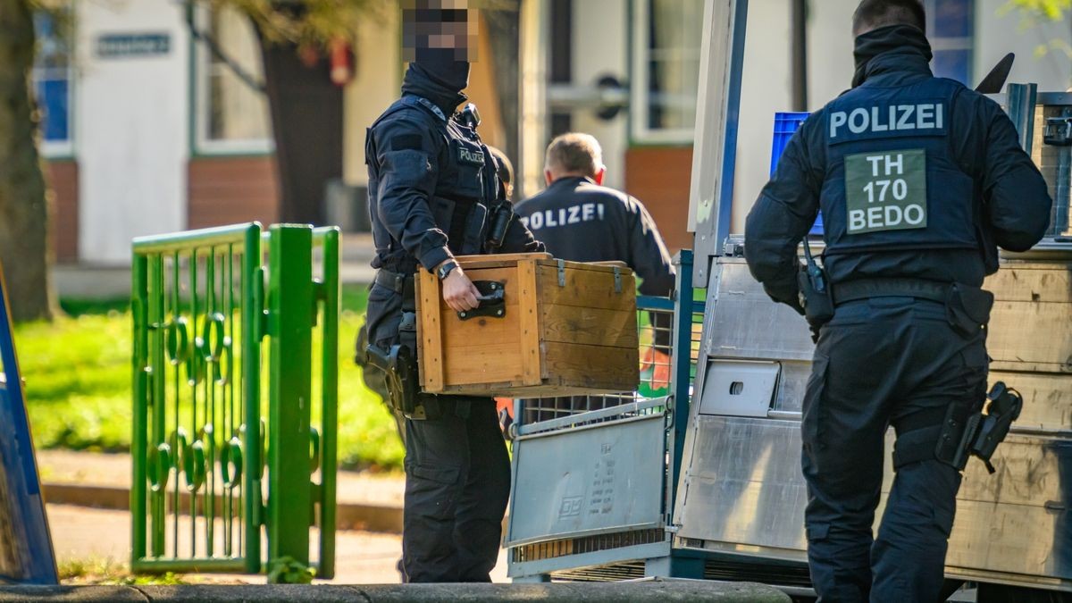 Das Verbot der rechtsextremistischen „Artgemeinschaft“ hat am Mittwoch auch in Thüringen einen Großeinsatz der Polizei ausgelöst.