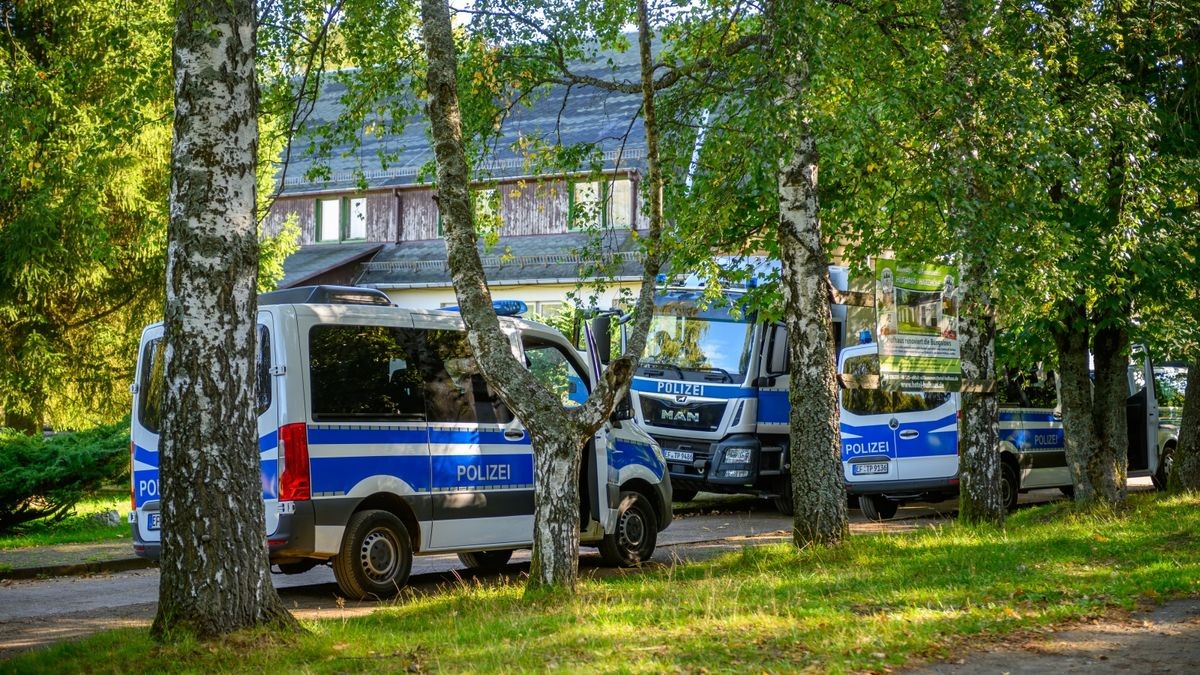 Das Verbot der rechtsextremistischen „Artgemeinschaft“ hat am Mittwoch auch in Thüringen einen Großeinsatz der Polizei ausgelöst.