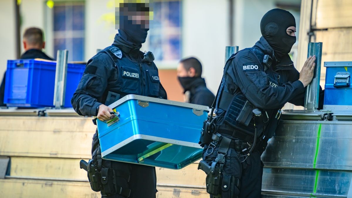 Das Verbot der rechtsextremistischen „Artgemeinschaft“ hat am Mittwoch auch in Thüringen einen Großeinsatz der Polizei ausgelöst.