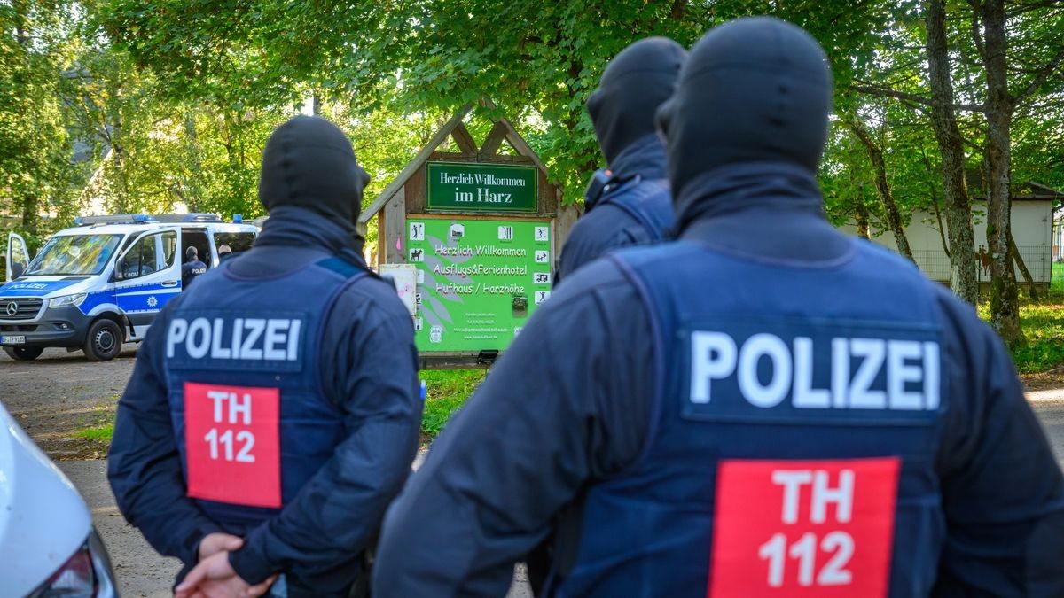 Das Verbot der rechtsextremistischen „Artgemeinschaft“ hat am Mittwoch auch in Thüringen einen Großeinsatz der Polizei ausgelöst.