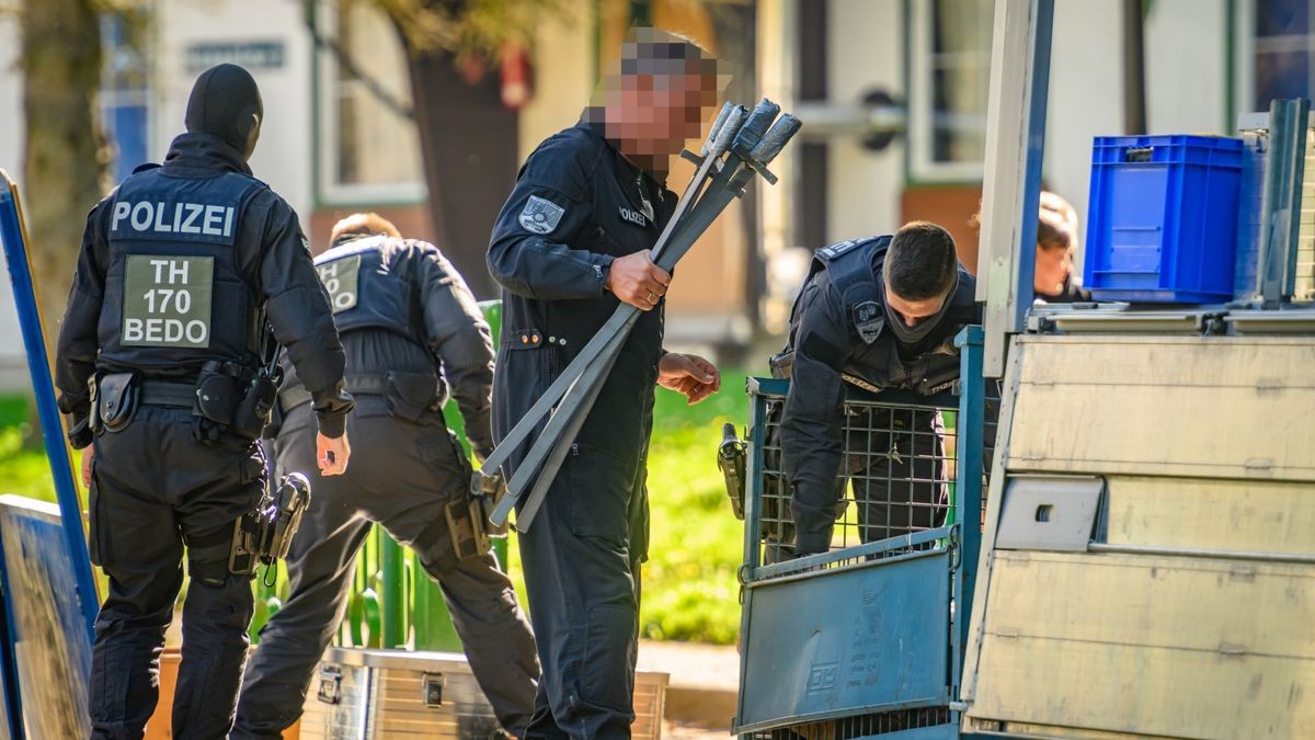 Das Verbot der rechtsextremistischen „Artgemeinschaft“ hat am Mittwoch auch in Thüringen einen Großeinsatz der Polizei ausgelöst.