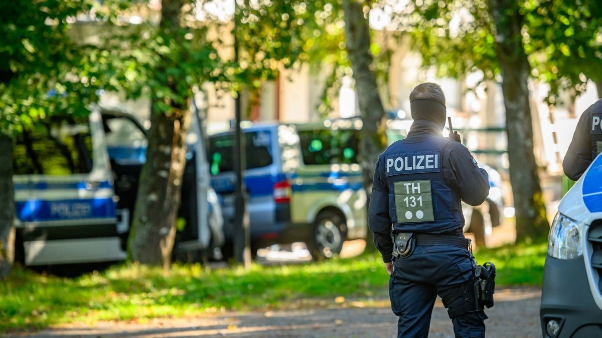 Das Verbot der rechtsextremistischen „Artgemeinschaft“ hat am Mittwoch auch in Thüringen einen Großeinsatz der Polizei ausgelöst.