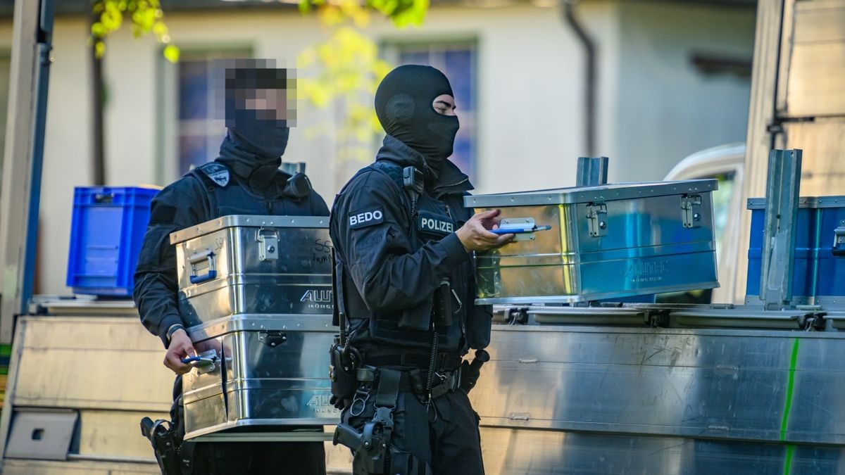 Das Verbot der rechtsextremistischen „Artgemeinschaft“ hat am Mittwoch auch in Thüringen einen Großeinsatz der Polizei ausgelöst.