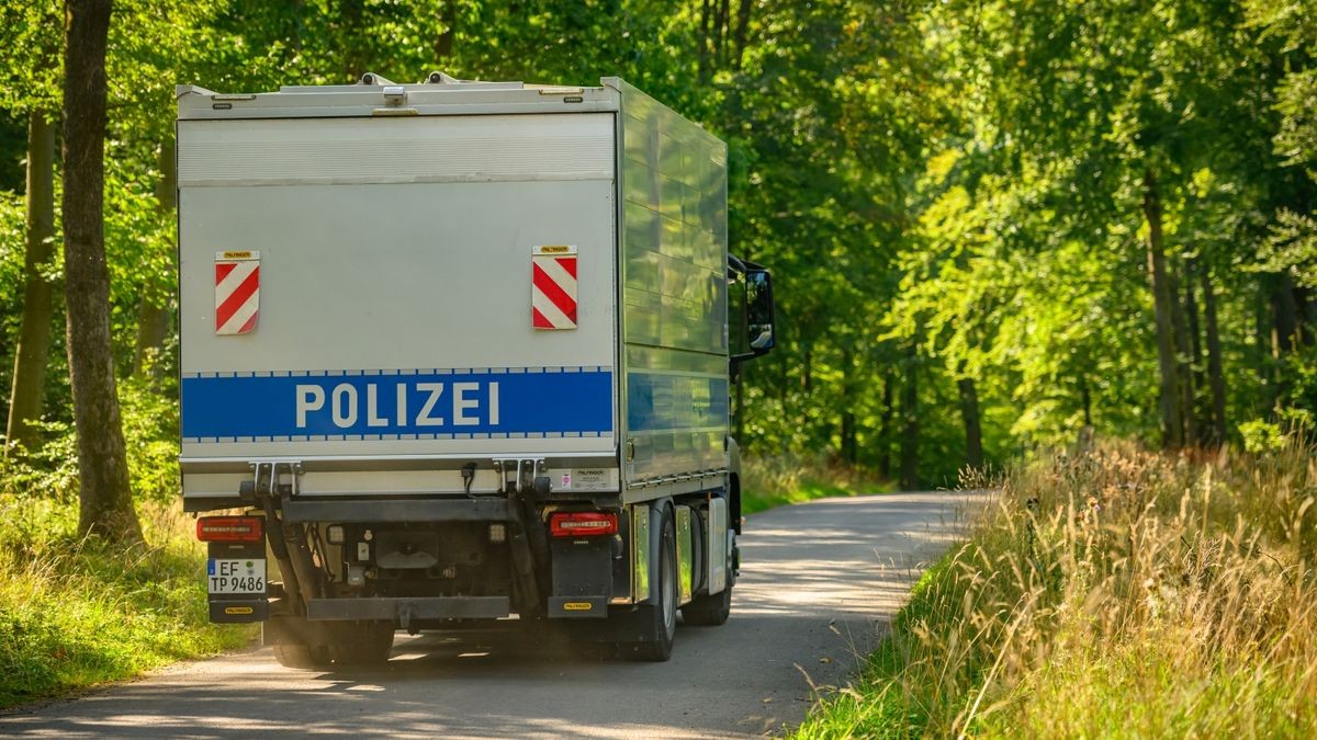 Das Verbot der rechtsextremistischen „Artgemeinschaft“ hat am Mittwoch auch in Thüringen einen Großeinsatz der Polizei ausgelöst.