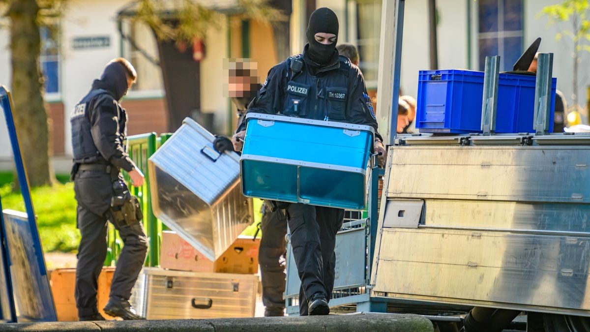 Das Verbot der rechtsextremistischen „Artgemeinschaft“ hat am Mittwoch auch in Thüringen einen Großeinsatz der Polizei ausgelöst.