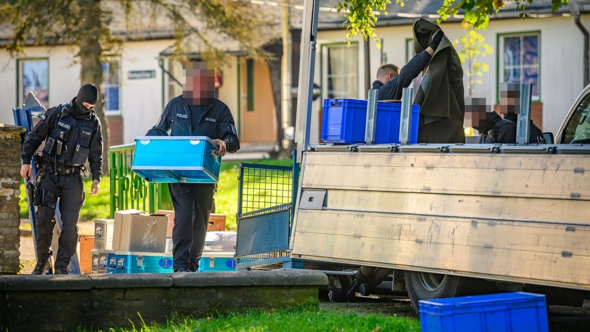 Das Verbot der rechtsextremistischen „Artgemeinschaft“ hat am Mittwoch auch in Thüringen einen Großeinsatz der Polizei ausgelöst.