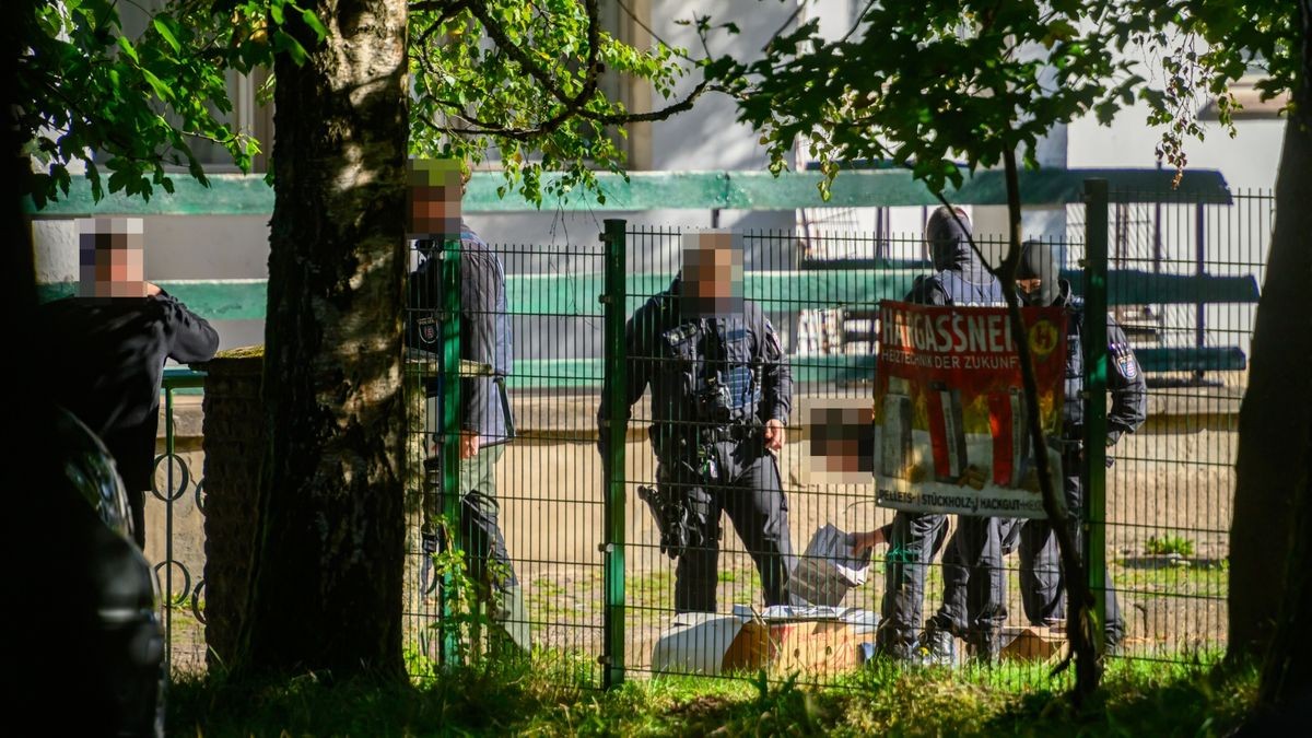 Das Verbot der rechtsextremistischen „Artgemeinschaft“ hat am Mittwoch auch in Thüringen einen Großeinsatz der Polizei ausgelöst.