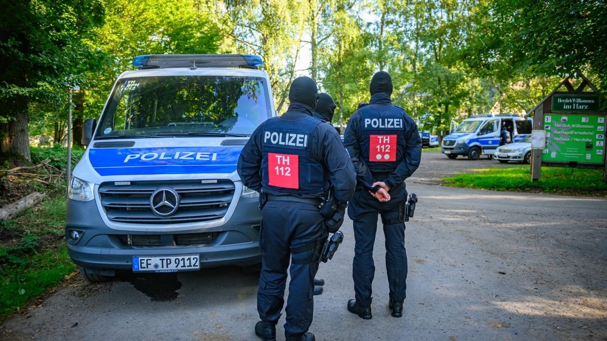 Das Verbot der rechtsextremistischen „Artgemeinschaft“ hat am Mittwoch auch in Thüringen einen Großeinsatz der Polizei ausgelöst.