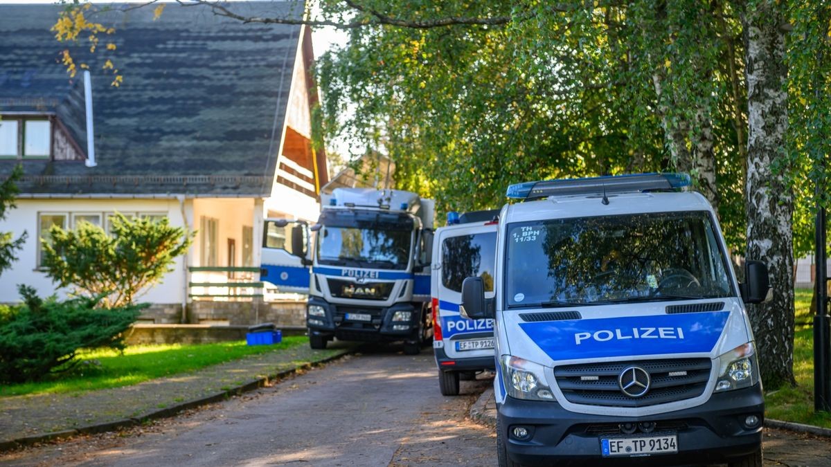 Das Verbot der rechtsextremistischen „Artgemeinschaft“ hat am Mittwoch auch in Thüringen einen Großeinsatz der Polizei ausgelöst.