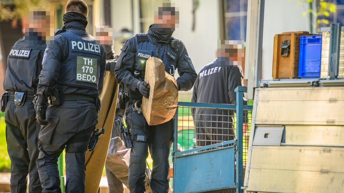 Das Verbot der rechtsextremistischen „Artgemeinschaft“ hat am Mittwoch auch in Thüringen einen Großeinsatz der Polizei ausgelöst.