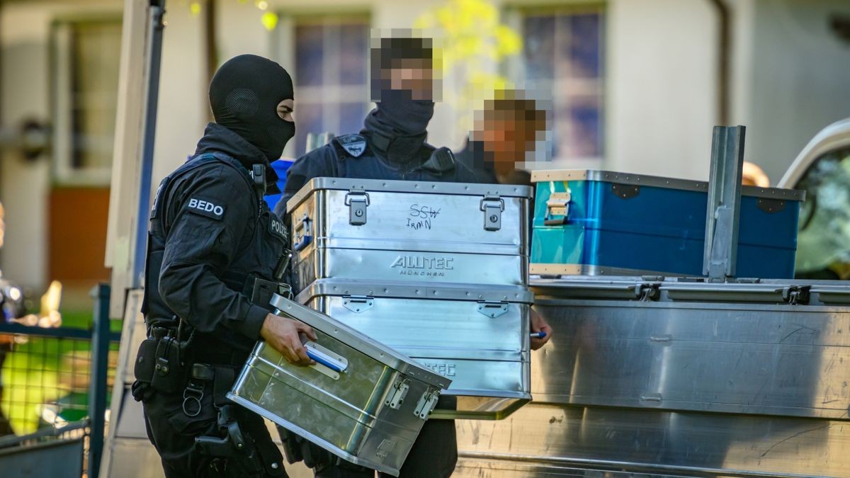 Das Verbot der rechtsextremistischen „Artgemeinschaft“ hat am Mittwoch auch in Thüringen einen Großeinsatz der Polizei ausgelöst.