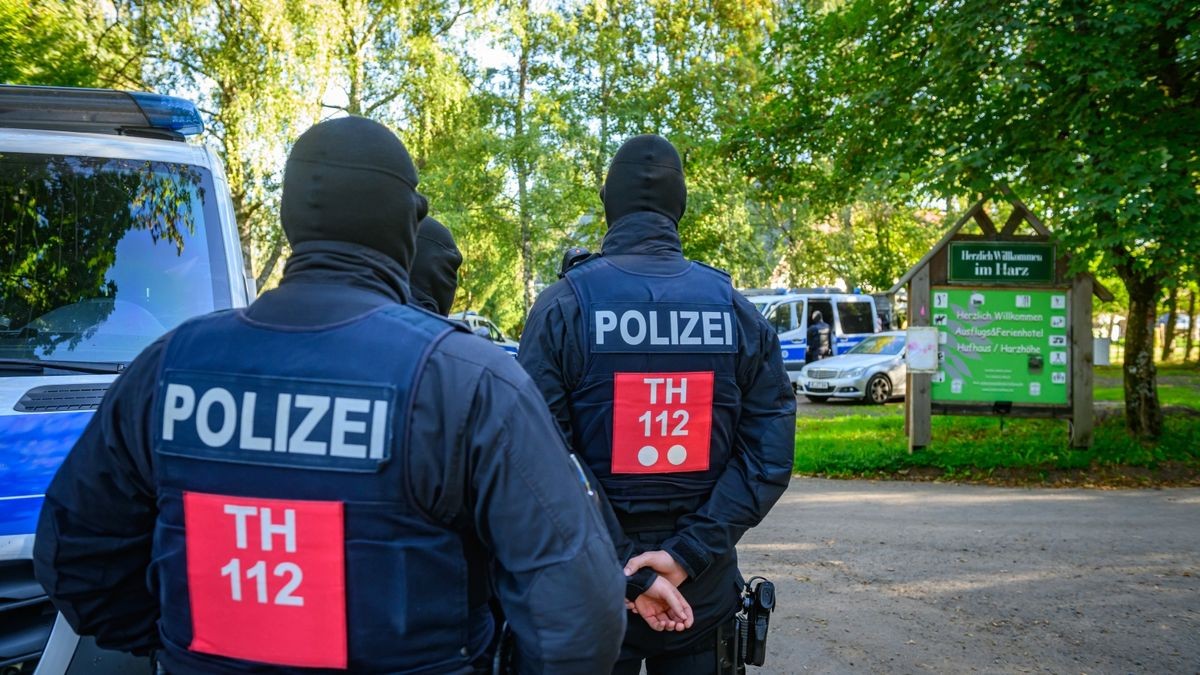 Das Verbot der rechtsextremistischen „Artgemeinschaft“ hat am Mittwoch auch in Thüringen einen Großeinsatz der Polizei ausgelöst.