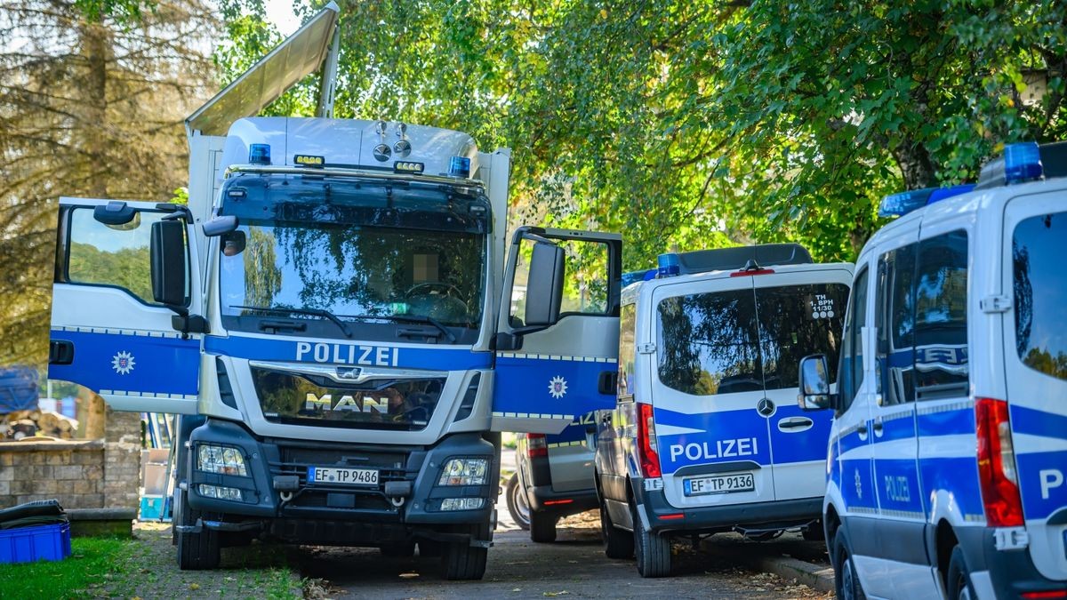 Das Verbot der rechtsextremistischen „Artgemeinschaft“ hat am Mittwoch auch in Thüringen einen Großeinsatz der Polizei ausgelöst.